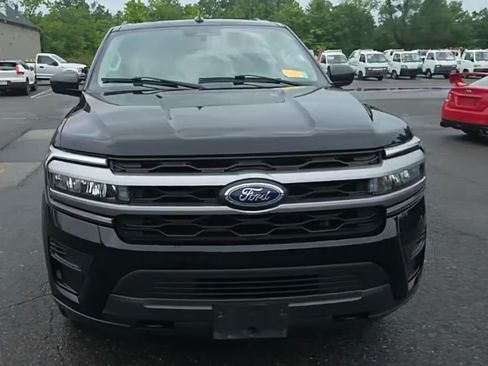 Used 2023 Ford Expedition XLT AWD/4WD image 3