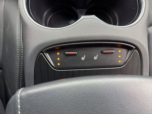 Used 2022 Toyota Venza XLE image 19