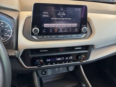 Used 2025 Nissan Rogue SV FWD image 17