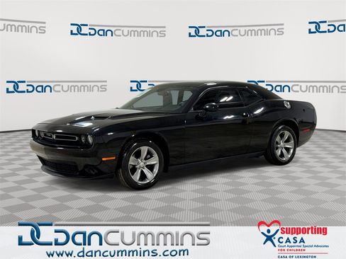 Used 2016 Dodge Challenger SXT image 1