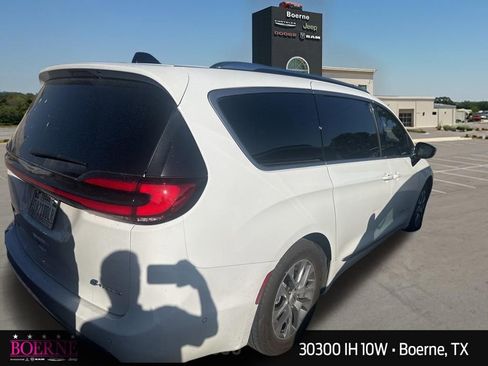 Used 2025 Chrysler Pacifica Pinnacle FWD image 11