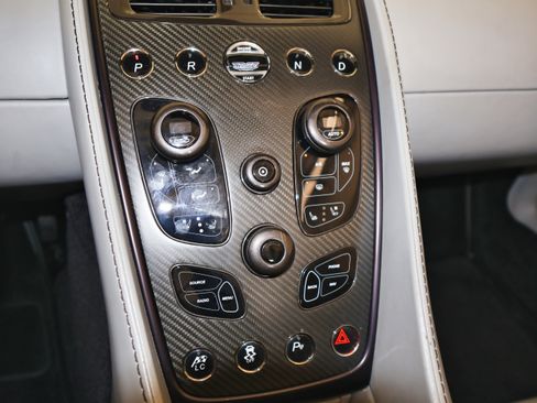 Used 2014 Aston Martin Vanquish Volante image 35