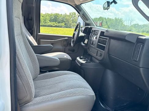 Used 2017 Chevrolet Express 3500 RWD image 22