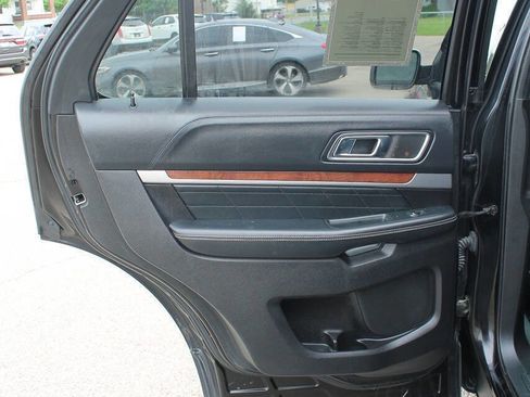 Used 2018 Ford Explorer Platinum AWD/4WD image 16