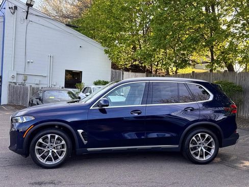 Used 2024 BMW X5 xDrive40i w/ Premium Package AWD/4WD image 3