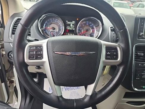 Used 2014 Chrysler Town & Country Touring image 11