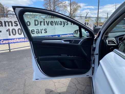 Used 2020 Ford Fusion SE FWD image 11