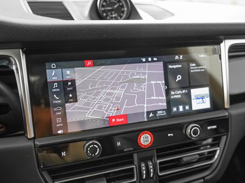 Certified 2024 Porsche Macan AWD/4WD image 23