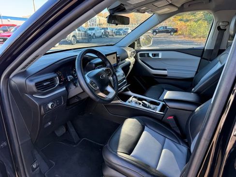 Used 2022 Ford Explorer XLT w/ Equipment Group 202A AWD/4WD image 3