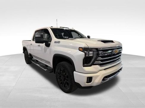 Used 2025 Chevrolet Silverado 2500 High Country w/ Technology Package AWD/4WD image 3