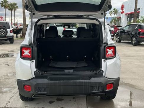 Used 2020 Jeep Renegade Altitude FWD image 24