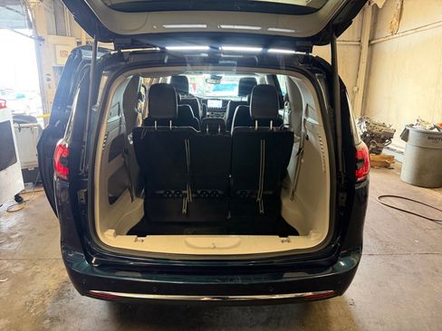 Used 2024 Chrysler Pacifica Touring-L FWD image 18