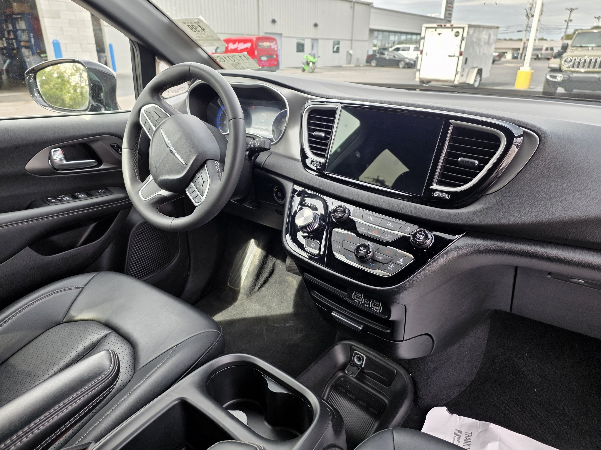 Used 2025 Chrysler Pacifica Select FWD image 7