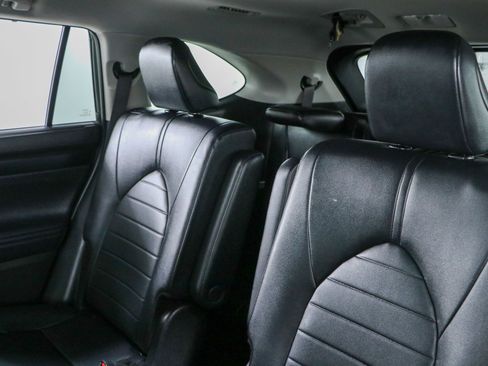 Used 2024 Toyota Highlander XLE FWD image 26