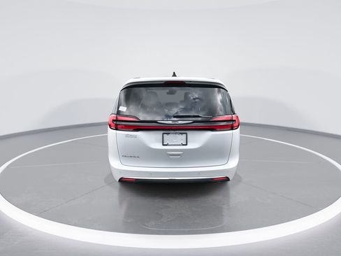 Used 2024 Chrysler Pacifica Touring-L FWD image 7