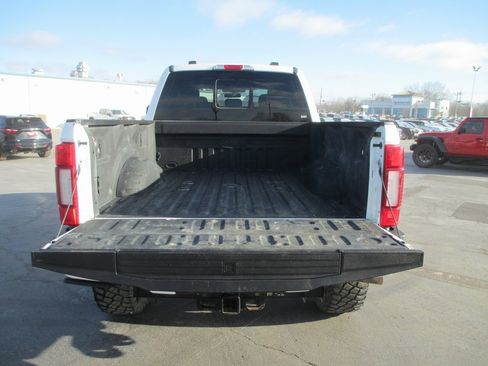 Used 2022 Ford F250 Lariat w/ Black Appearance Package image 5