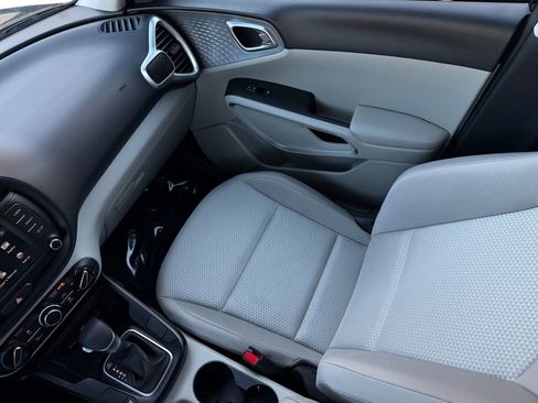 Used 2025 Kia Soul LX w/ LX Technology Package FWD image 17