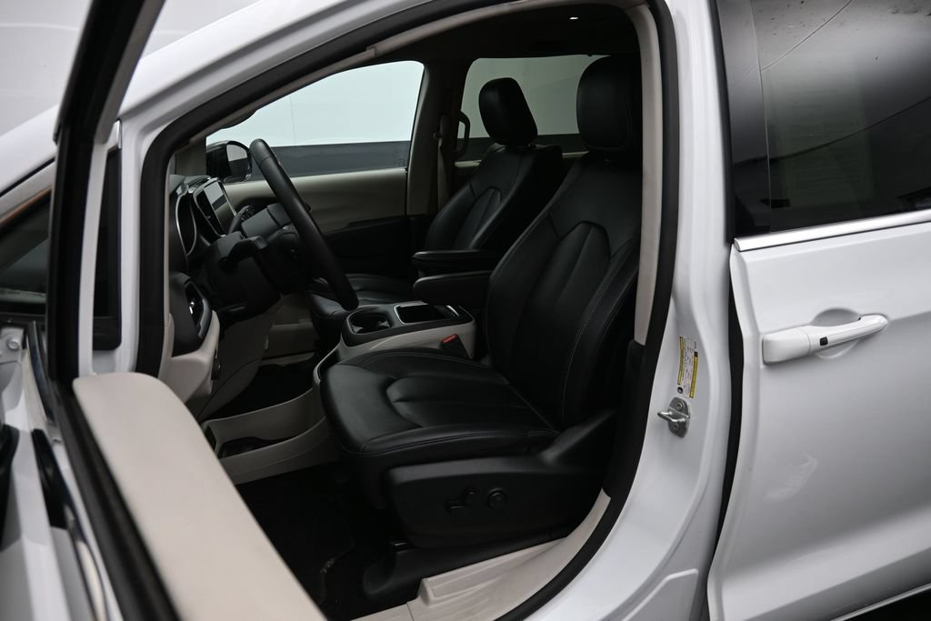 Used 2024 Chrysler Pacifica Touring-L FWD image 20