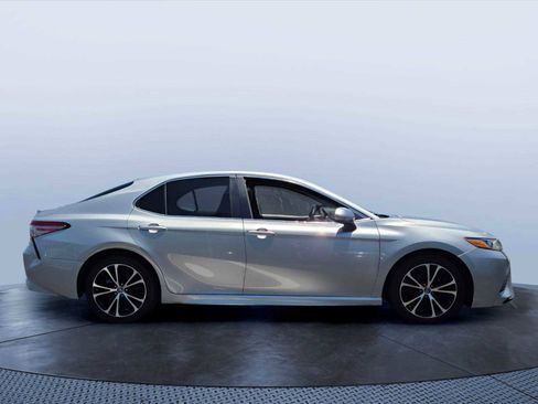 Used 2018 Toyota Camry SE w/ Moonroof Package FWD image 6
