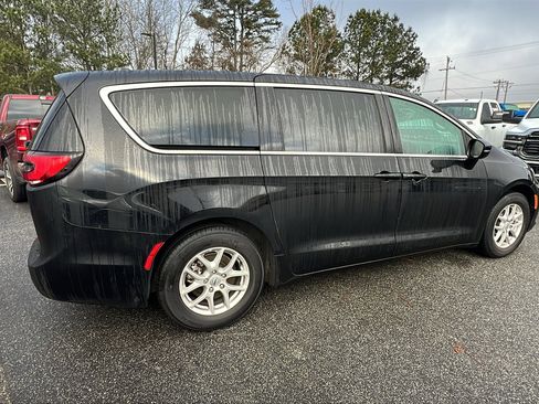 Used 2024 Chrysler Pacifica Touring-L image 8