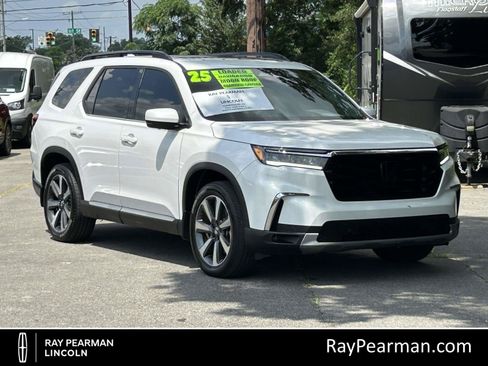 Used 2025 Honda Pilot Elite image 1