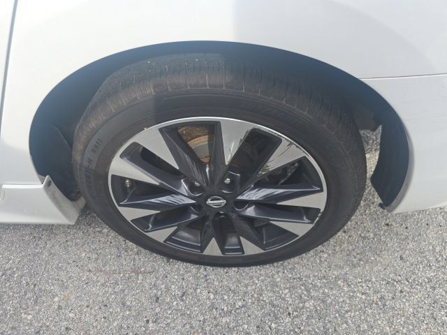 Certified 2016 Nissan Sentra SR w/ SR Premium Package FWD image 11