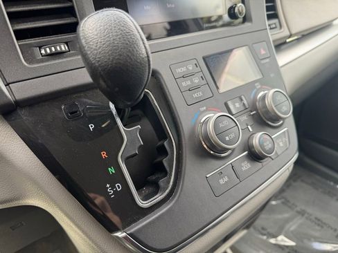 Used 2019 Toyota Sienna LE AWD/4WD image 20