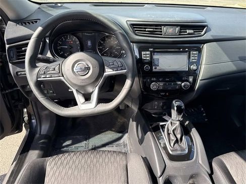 Used 2017 Nissan Rogue SV w/ SV Premium Package image 17