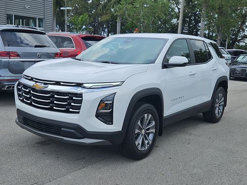 Used 2025 Chevrolet Equinox LT image 2