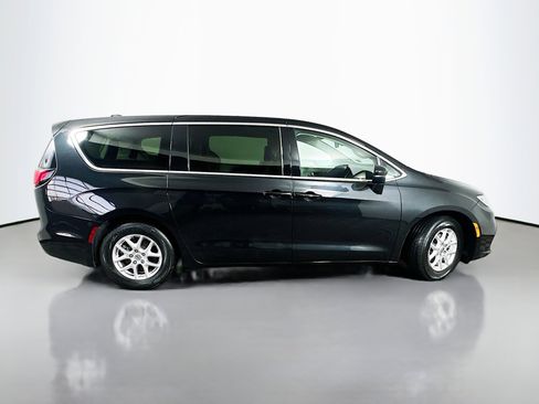 Used 2023 Chrysler Pacifica Touring-L image 8