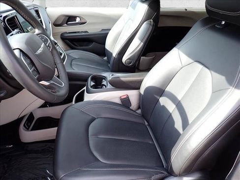 Used 2024 Chrysler Pacifica Touring-L FWD image 15