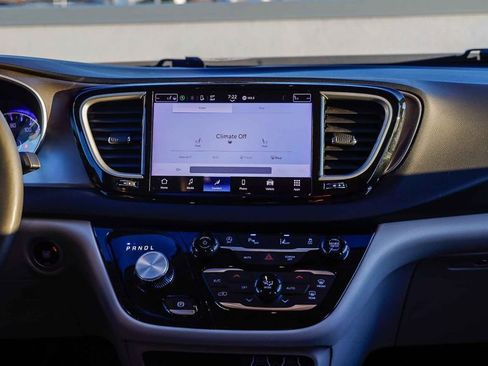 Certified 2024 Chrysler Pacifica Touring-L image 14