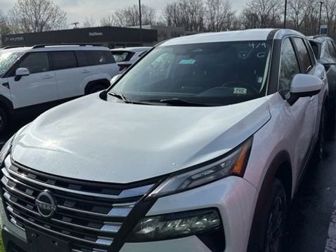 Used 2024 Nissan Rogue SV AWD/4WD image 1
