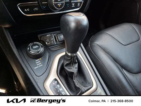Used 2018 Jeep Cherokee Limited AWD/4WD image 16