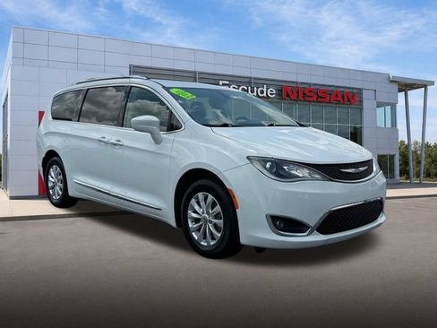 Used 2019 Chrysler Pacifica Touring-L FWD image 1