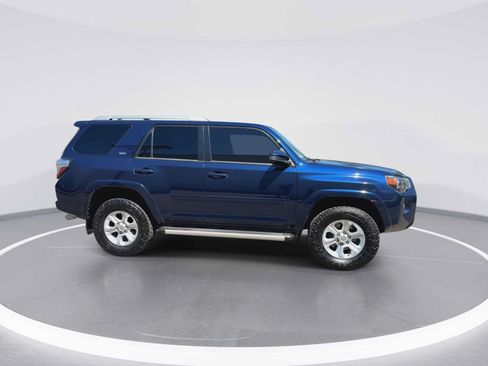 Used 2018 Toyota 4Runner SR5 AWD/4WD image 9