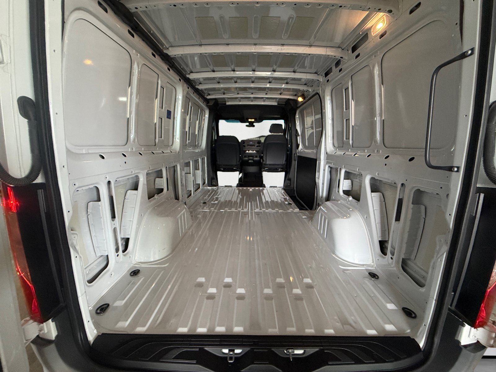Used 2025 Mercedes-Benz Sprinter 2500 image 19