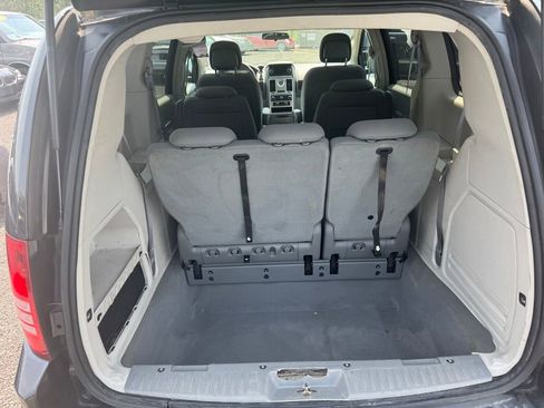 Used 2010 Chrysler Town & Country LX image 50