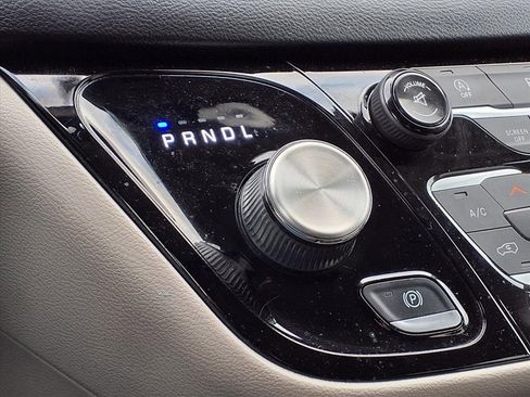 Used 2017 Chrysler Pacifica Touring image 19