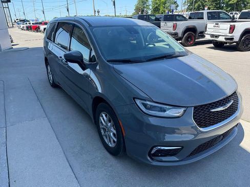 Used 2023 Chrysler Pacifica Touring-L FWD image 2