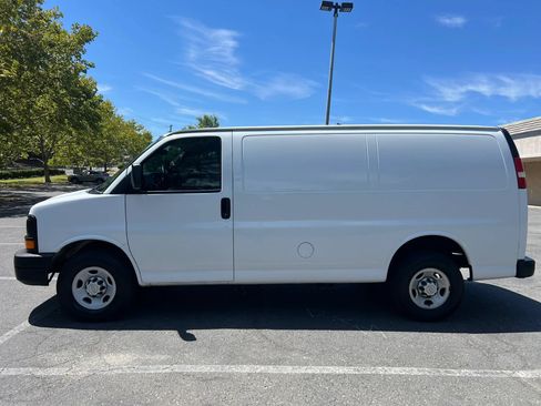 Used 2015 Chevrolet Express 2500 RWD image 4