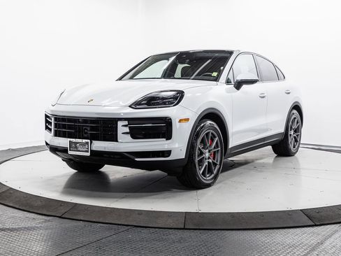 Used 2024 Porsche Cayenne S AWD/4WD image 3