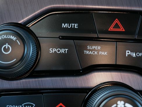 Used 2018 Dodge Challenger R/T w/ Driver Convenience Group RWD image 31