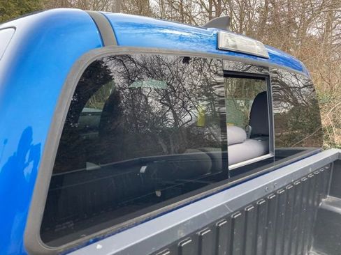 Used 2017 Toyota Tacoma TRD Sport w/ Tow Package (A/T) image 4