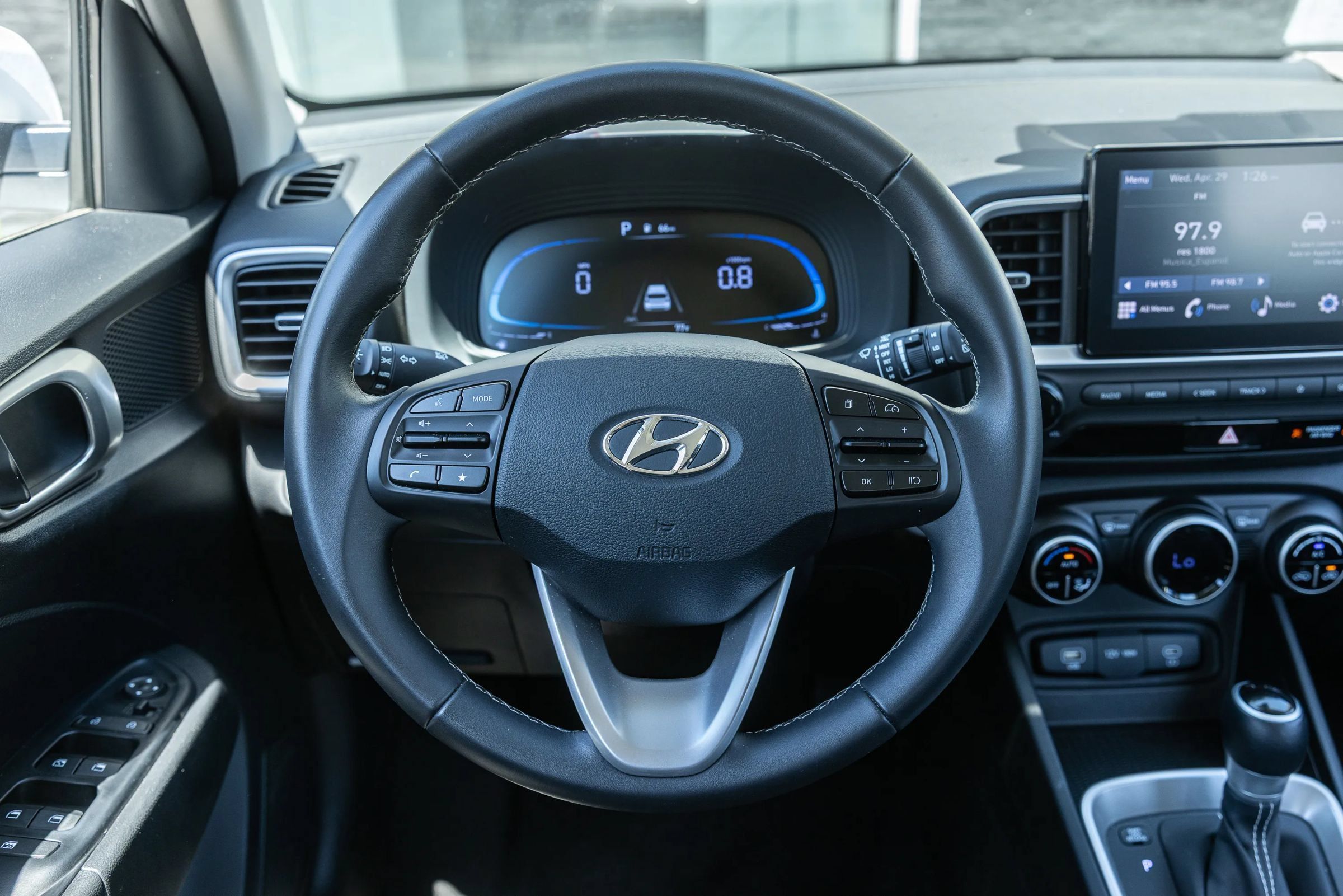 Used 2025 Hyundai Venue SEL FWD image 28