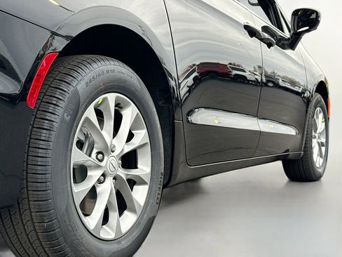 New 2026 Chrysler Pacifica Select image 14