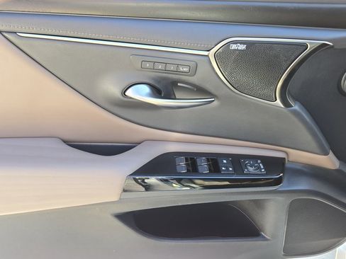 Used 2022 Lexus ES 350 Ultra Luxury w/ Accessory Package 2 image 31