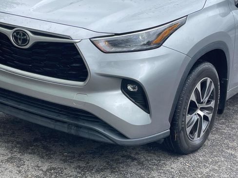 Used 2021 Toyota Highlander XLE AWD/4WD image 13
