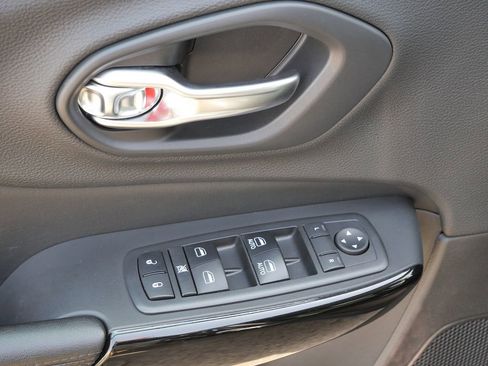 Used 2019 Jeep Cherokee Latitude Plus AWD/4WD image 33