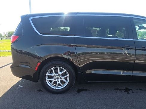Used 2023 Chrysler Pacifica Touring-L FWD image 7